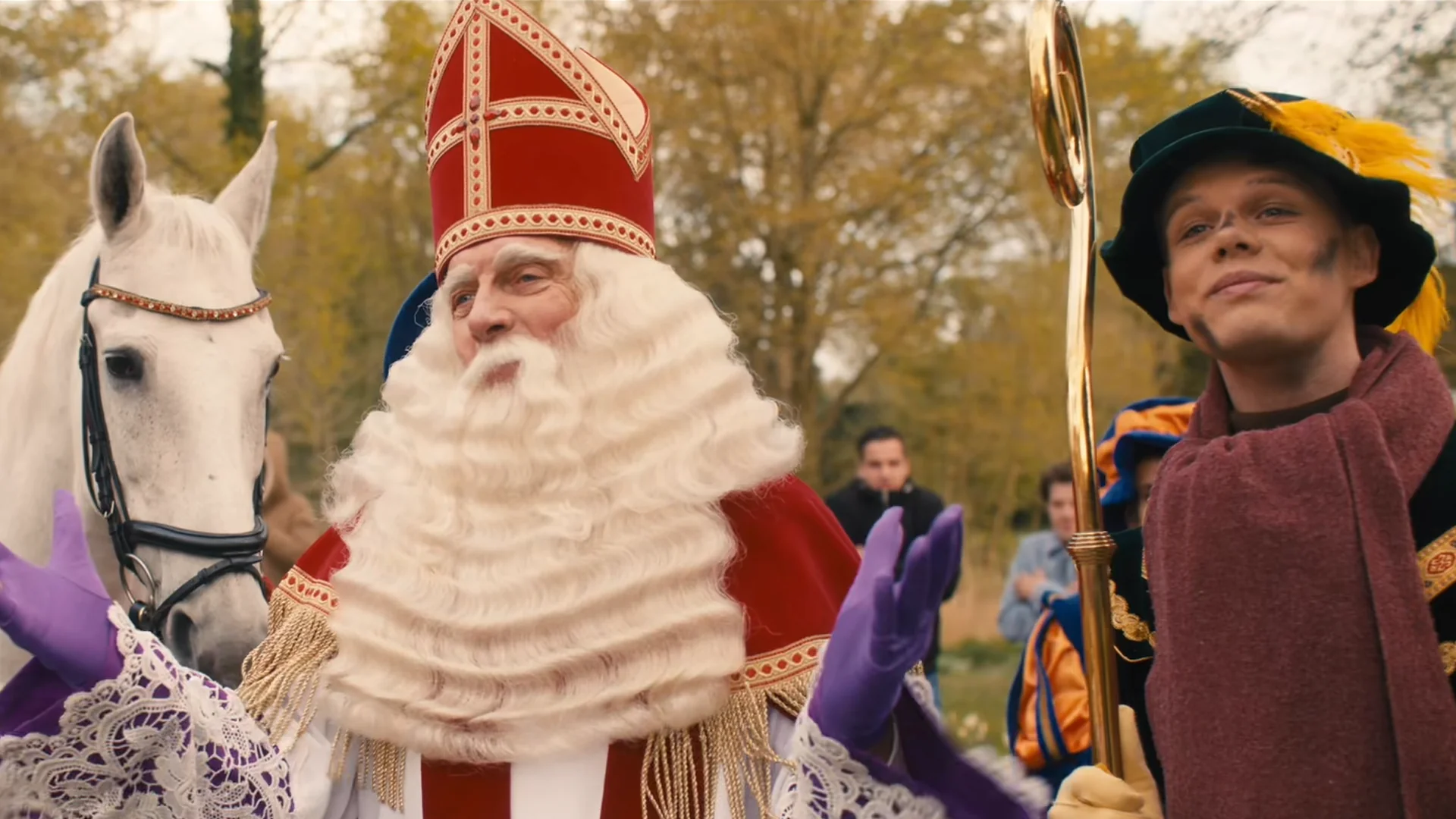 Sinterklaas met zijn paard en een Piet